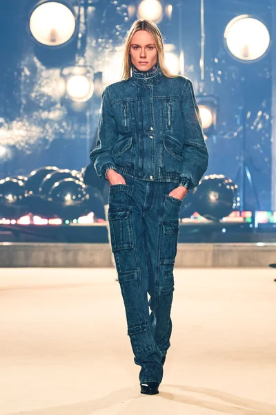Look 18